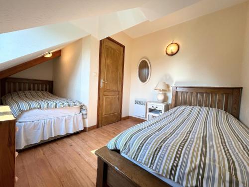 une chambre avec deux lits dans une pièce dans l'établissement Rose Cottage with seasonal Swimming Pool, à Le Mesnil-Gilbert