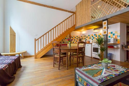 un salon avec une table et une cuisine dans l'établissement beau canut à côté du gros cailloux, à Lyon