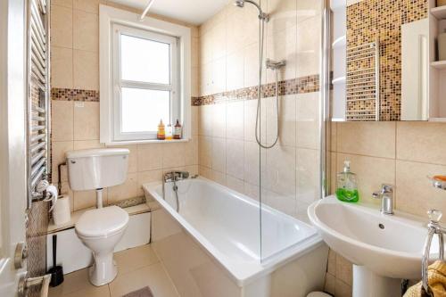 Ένα μπάνιο στο Castle View 2 Bedroom Apartment in Town Centre