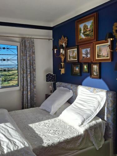 une chambre avec deux lits et un mur bleu dans l'établissement La Maison de Coraline, à Lu