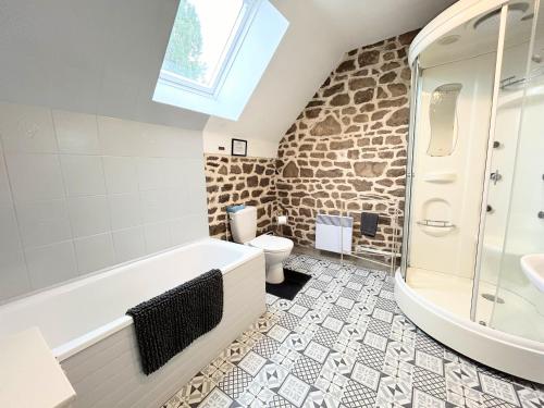 une salle de bain avec baignoire et toilettes dans l'établissement Jasmin Cottage with seasonal Swimming Pool, à Le Mesnil-Gilbert