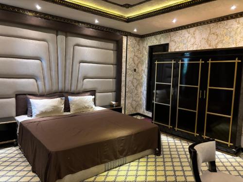 a bedroom with a large bed in a room at Yuki Grand Hotel in Athurugiriya