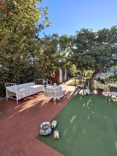 un jardin avec un canapé et une table sur une pelouse dans l'établissement La Maison de Coraline, à Lu