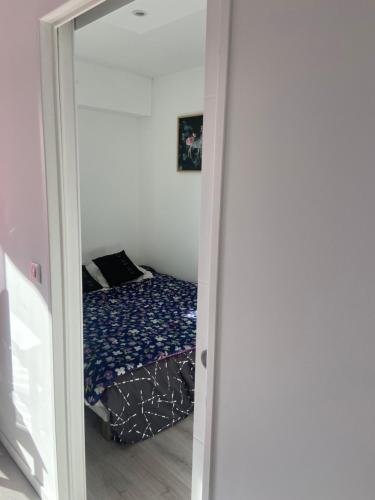 - un miroir réfléchissant le lit dans la chambre dans l'établissement Très beau 2 pièces dans résidence de standing, à La Grande Motte