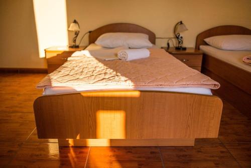Una cama o camas en una habitación de Hotel Barbaric