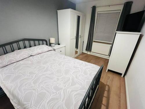 a bedroom with a bed and a television in it at Immaculate 2 bed flat with free parking! in Watford