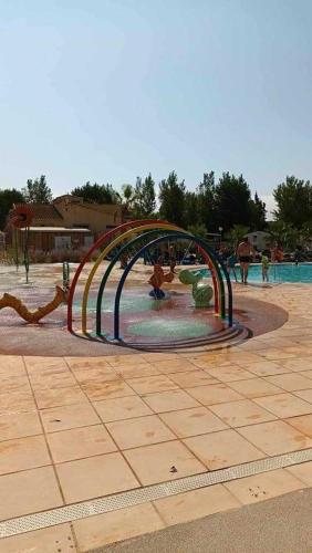 - une promenade dans un parc aquatique avec des personnes dans l'établissement Le paradis du sud, à Sérignan