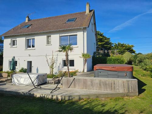 Grande maison normande, vue mer à 75 metres de la plage, équipé spa de nage