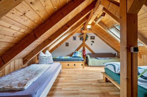 une chambre mansardée avec un lit et un canapé dans l'établissement Kletterhütte Sächsische Schweiz, à Lohsdorf