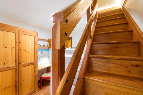 a staircase in a house with wooden walls at Chez Umbus, centrale e immerso nel verde, grande terrazzo in Champoluc