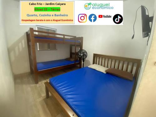 a bedroom with a bunk bed with a blue bed at Cabo Frio - Jardim Caiçara - Aluguel Econômico in Cabo Frio