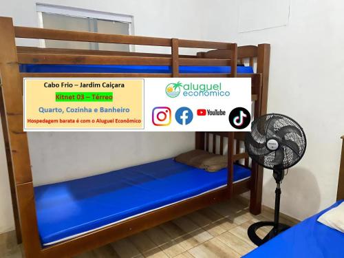 a sign on a bunk bed with a fan at Cabo Frio - Jardim Caiçara - Aluguel Econômico in Cabo Frio