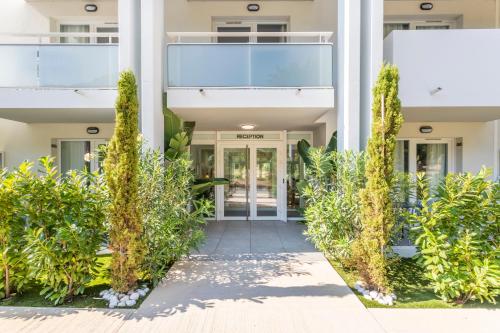an external view of a building with plants at Résidence Pierre et Vacances Cap Cassis Calanques in Roquefort-la-Bédoule