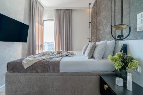 a bedroom with a large bed and a window at Sol Marina Resort Wyspa Sobieszewska II - LoftAffair Collection in Wiślinka