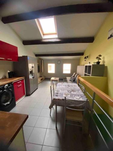 une cuisine avec une table et une salle à manger dans l'établissement L'Halevy- Appartement avec Garage proche gare et centre commercial Polygone Beziers- Wifi, à Béziers