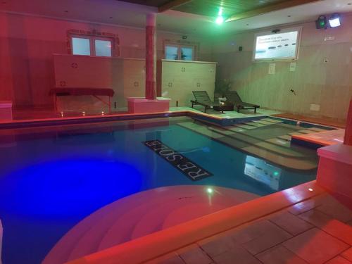 a large swimming pool in a building with a pool at Re Sole Resort&Spa in Grottaglie