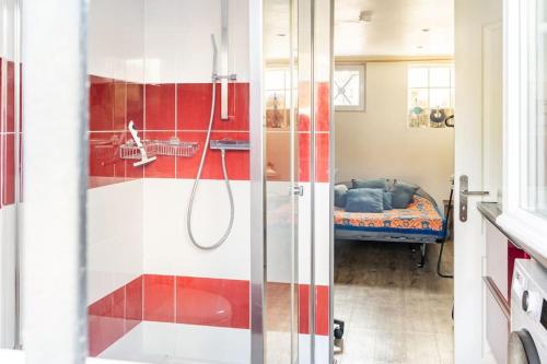 a bathroom with a shower and a bed in a room at Maison terrasse et jardin à proximité de Paris in LʼHay-les-Roses