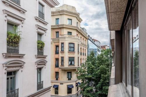 BEST LOCATION IN THE CITY OF MADRID! 166
