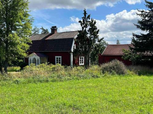 a red house in the middle of a field at Schwedenhaus in Alleinlage in Kråkshult
