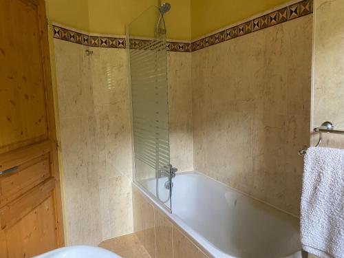 La salle de bains est pourvue d'une baignoire, d'une douche et de toilettes. dans l'établissement Maison normande au cœur de Le Bec-Hellouin, au Bec-Hellouin