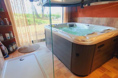 Ένα μπάνιο στο Gîte La Thébaïde 4 à 6 personnes à Missillac - Spa Jacuzzi - Loire Atlantique