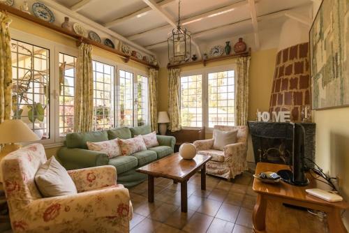 Et opholdsområde på Magnífica villa con piscina y barbacoa