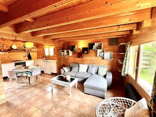 un salon avec un canapé et une table dans l'établissement Maison en bois en 2ème ligne, à Gujan-Mestras