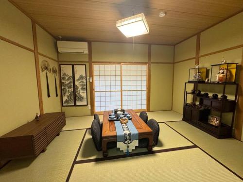a room with a table and chairs in a room at 木香の家-天下茶屋 in Osaka