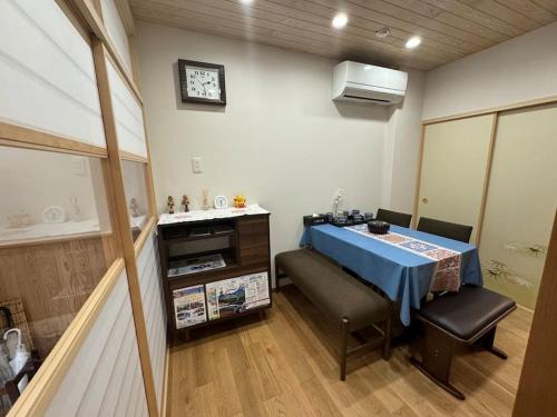 a room with a bed and a sink in a room at 木香の家-天下茶屋 in Osaka