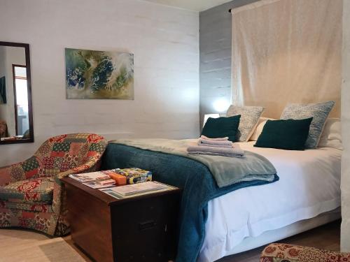 Cama o camas de una habitación en Hemel en Aarde Village Accommodation