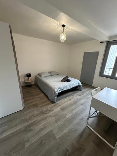 une chambre avec un lit et un parquet dans l'établissement 8 Aout 3-Spacieux appartement 3 chambres - Allée Paul Riquet - Wifi - Tv connecté, à Béziers