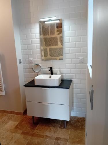 une salle de bain avec un lavabo blanc et un miroir dans l'établissement Le Forestier - 1 Pièce, à Brive-la-Gaillarde