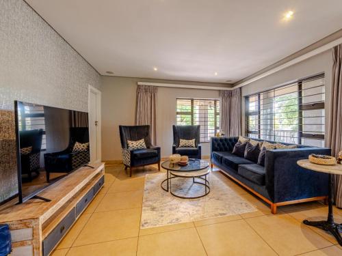 a living room with a couch and a tv at 4onJuweel in Four Ways