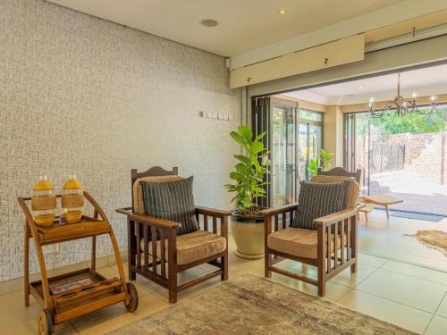 a living room with chairs and a table at 4onJuweel in Four Ways