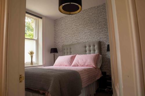 Ένα ή περισσότερα κρεβάτια σε δωμάτιο στο Luxury Ground Floor Flat, Uppermill, Saddleworth