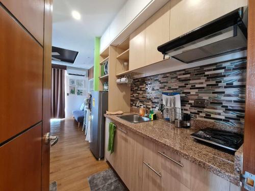 ダバオシティにある2124 Mesatierra Garden Residences with FREE WIFI and NETFLIXのキッチン(シンク、カウンタートップ付)