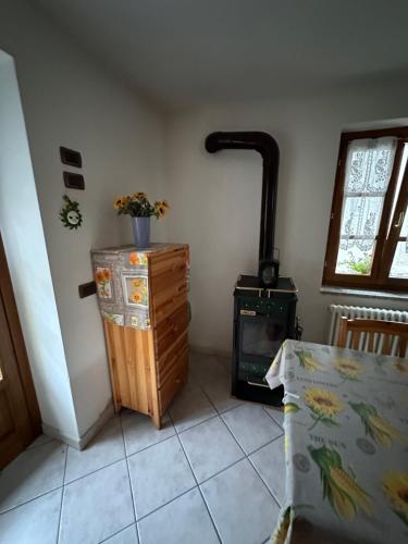 a room with a stove and a dresser in a room at Casa tra le nuvole in Dazio