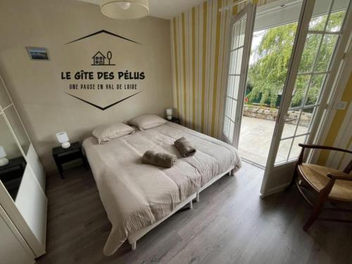 une chambre avec un lit avec deux oreillers dessus dans l'établissement Le gîte des pélus, à Rochecorbon