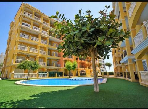 Πισίνα στο ή κοντά στο Sunny ground floor apartment with a large terrace and direct access to the pool