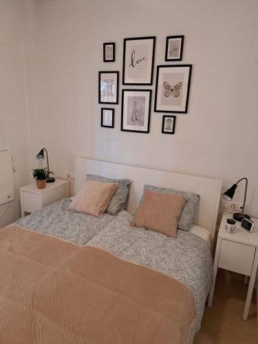 Ένα ή περισσότερα κρεβάτια σε δωμάτιο στο Sunny ground floor apartment with a large terrace and direct access to the pool