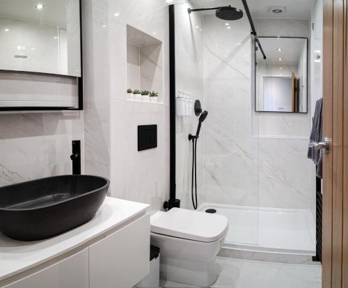 Bilik mandi di Two Bed Home in Portishead