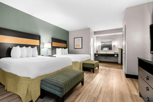 Ένα ή περισσότερα κρεβάτια σε δωμάτιο στο Best Western Executive Suites