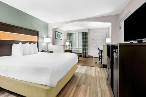 Ένα ή περισσότερα κρεβάτια σε δωμάτιο στο Best Western Executive Suites