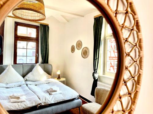 マールブルク・アン・デア・ラーンにあるVetters romantisches Gästezimmer in der Marburger Oberstadtのベッドと鏡のある寝室