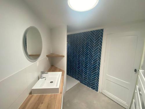 アレにあるMaison rénovée au charme typique du Bassin d'Arcachonの洗面台と鏡のあるバスルーム