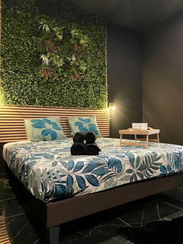 d'un lit avec un animal farci en dessus dans l'établissement Jungle Love Room de l Hermitage, à Tournon-sur-Rhône