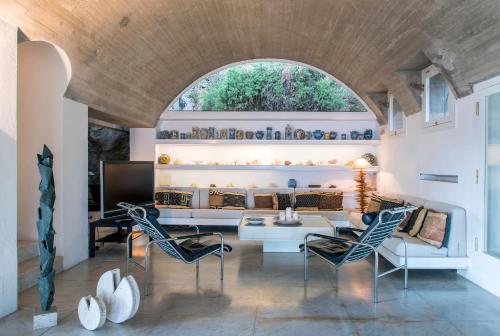 una sala de estar con un sofá y sillas en Villa Limonaia, en Maiori