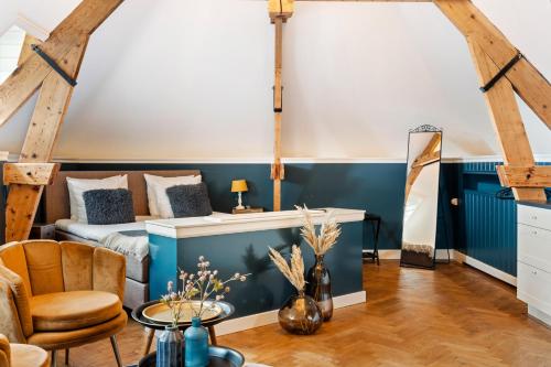 a living room with a couch and a table at Boetiekhotel Ons Oude Raadhuis in Hooge Zwaluwe