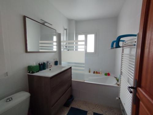 une salle de bain avec une baignoire, un lavabo et des toilettes dans l'établissement Simply fair by Disney, à Montry