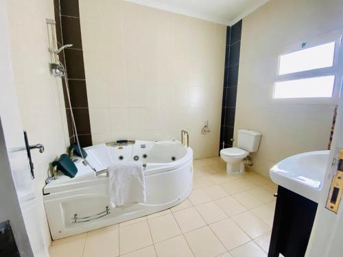 Ένα μπάνιο στο Happiness Villa Majawish, close to the city center